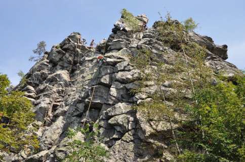 Drátenická skála (skalní útvar s vyhlídkou 715–775 m. n. m.)